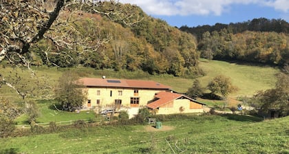 ferme dauphinoise en pisé au sein d'un haras de chevaux du Vercors