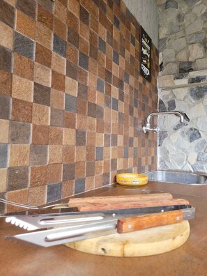 Chuveiro, secador de cabelo, toalhas de banho, sabonete