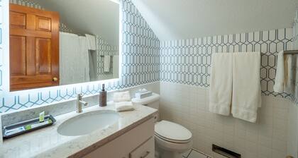 Fully Renovated Condo - Sleeps 9!