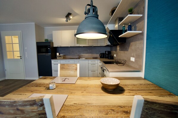 Køleskab, mikrobølgeovn, ovn, kogeplade