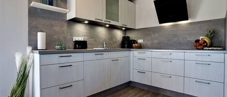 Køleskab, mikrobølgeovn, ovn, kogeplade