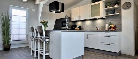 Køleskab, mikrobølgeovn, ovn, kogeplade