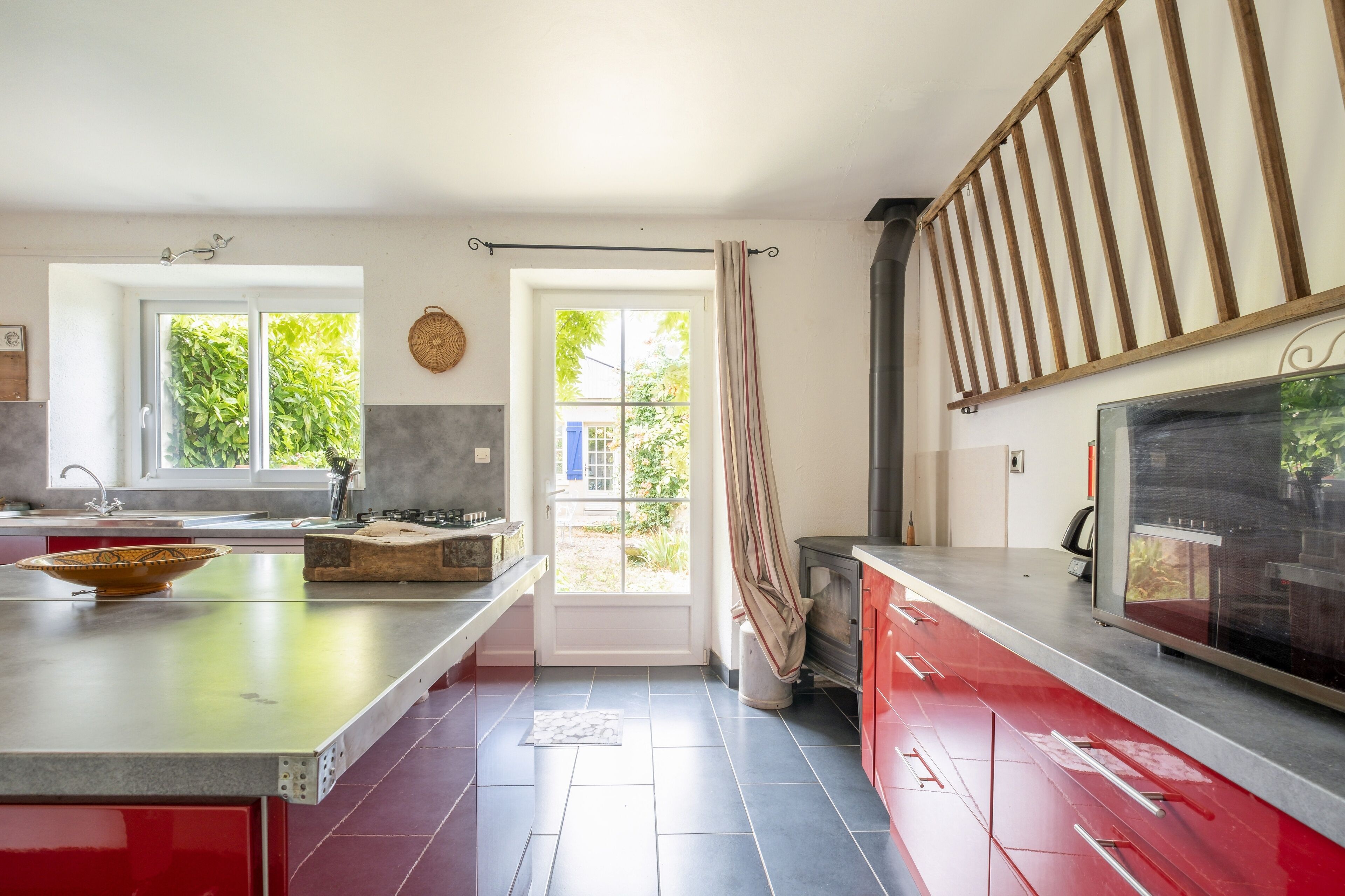 Una cucina moderna con una grande isola, un piano cottura e vista sull'esterno.