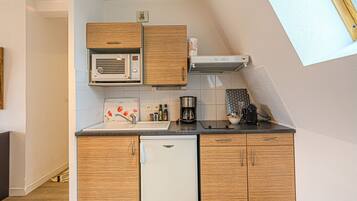 Refrigerador, microondas, cafetera y tetera y tetera eléctrica