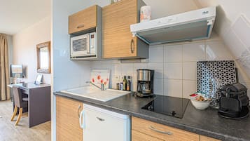 Een koelkast, een microgolfoven, een koffiezetapparaat/waterkoker