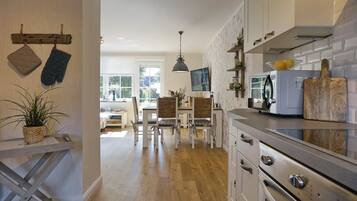 Kühlschrank, Mikrowelle, Ofen, Herdplatte