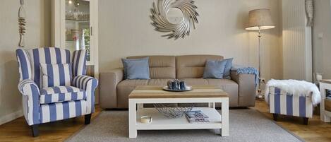 تلفزيون، مدفأة، ستيريو