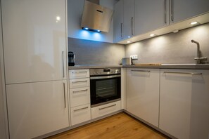 Køleskab, ovn, kogeplade, opvaskemaskine