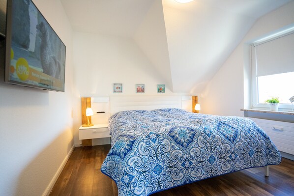 2 bedrooms, travel crib, free WiFi
