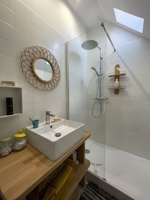 Shower, hair dryer, towels - Magnificent Arcachon villa 300m² - 5 bedrooms - swimming pool (Arcachon)