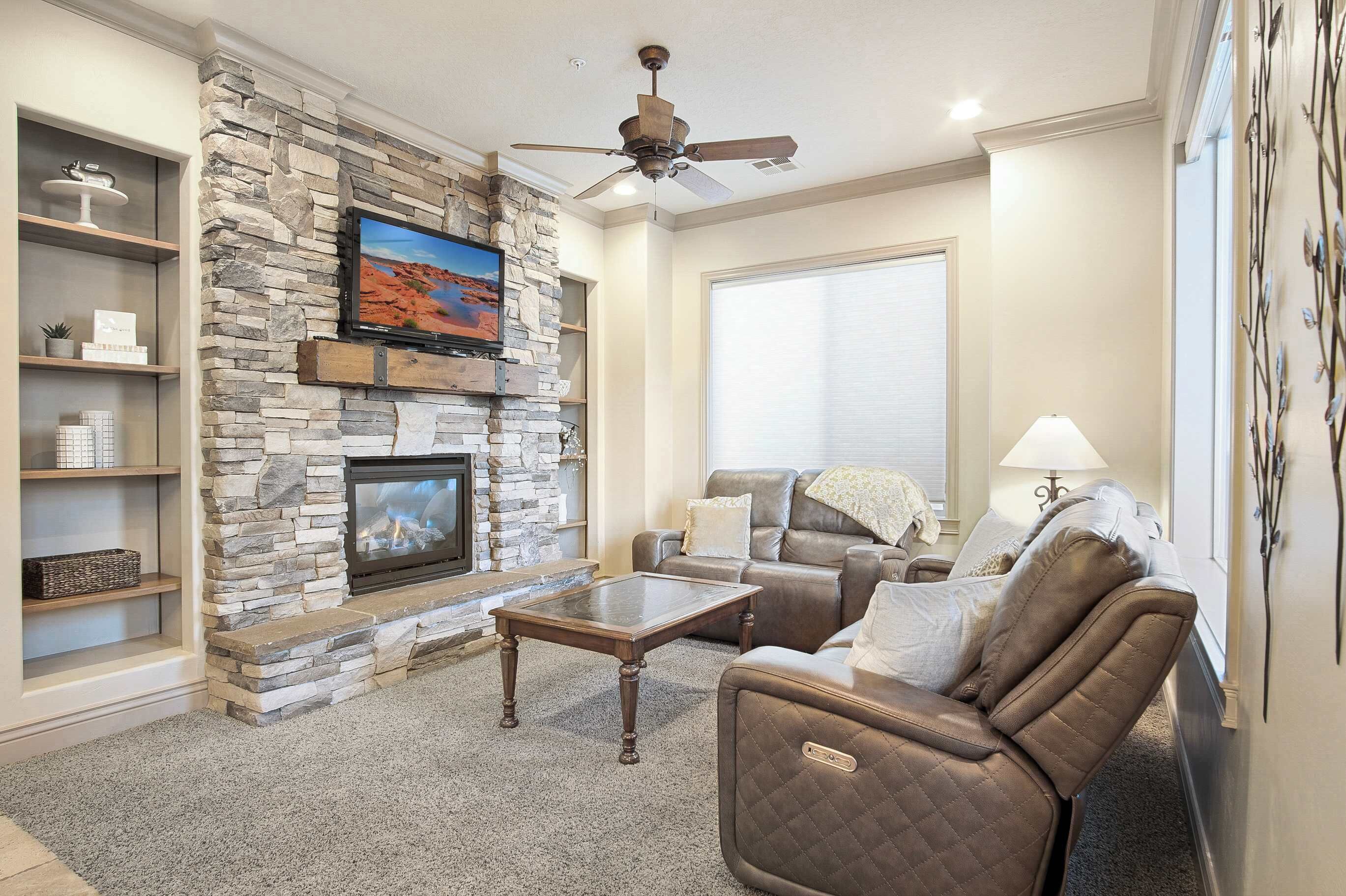 Appart'hôtel, plusieurs lits, patio, vue montagne (Sierra Sky) | Coin séjour | Télévision à écran plat de 42 pouces avec chaînes numériques, cheminée