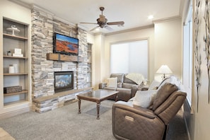 Condo, varias camas, patio, vista a la montaña (Sierra Sky) | Área de sala de estar | Televisión de pantalla plana de 42 pulgadas con canales digitales