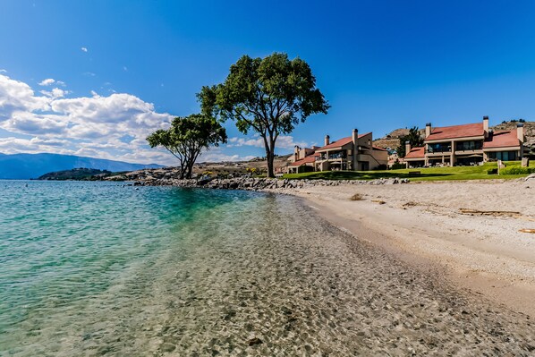 Beach - Exquisite lakefront condo with 5 pools, hot tub, tennis, fireplace & W/D (Chelan)