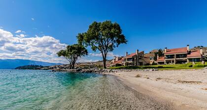 Exquisite lakefront condo with 5 pools, hot tub, tennis, fireplace & W/D