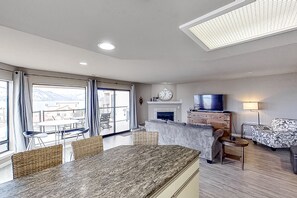 TV, fireplace - Exquisite lakefront condo with 5 pools, hot tub, tennis, fireplace & W/D (Chelan)