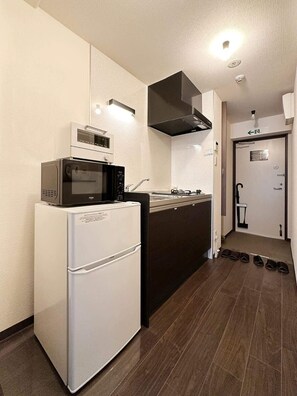 Fridge, microwave, stovetop, cookware/dishes/utensils - Nagomi by b hotel | Comfortable Studio Stay N21 (Hiroshima)