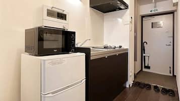 Fridge, microwave, stovetop, cookware/dishes/utensils