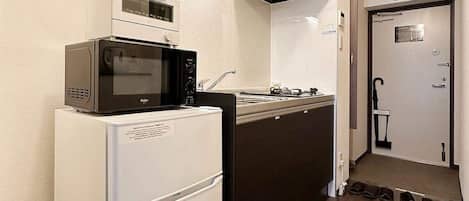 Fridge, microwave, stovetop, cookware/dishes/utensils