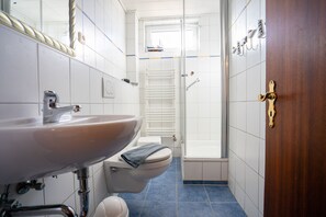 A bathroom with a sink, toilet, and shower. - Tolle 3-raum Ferienwohnung im Zentrum von Büsum. Perfekt für Büsum-liebhaber (Büsum)