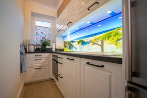 Køleskab, mikrobølgeovn, ovn, kogeplade