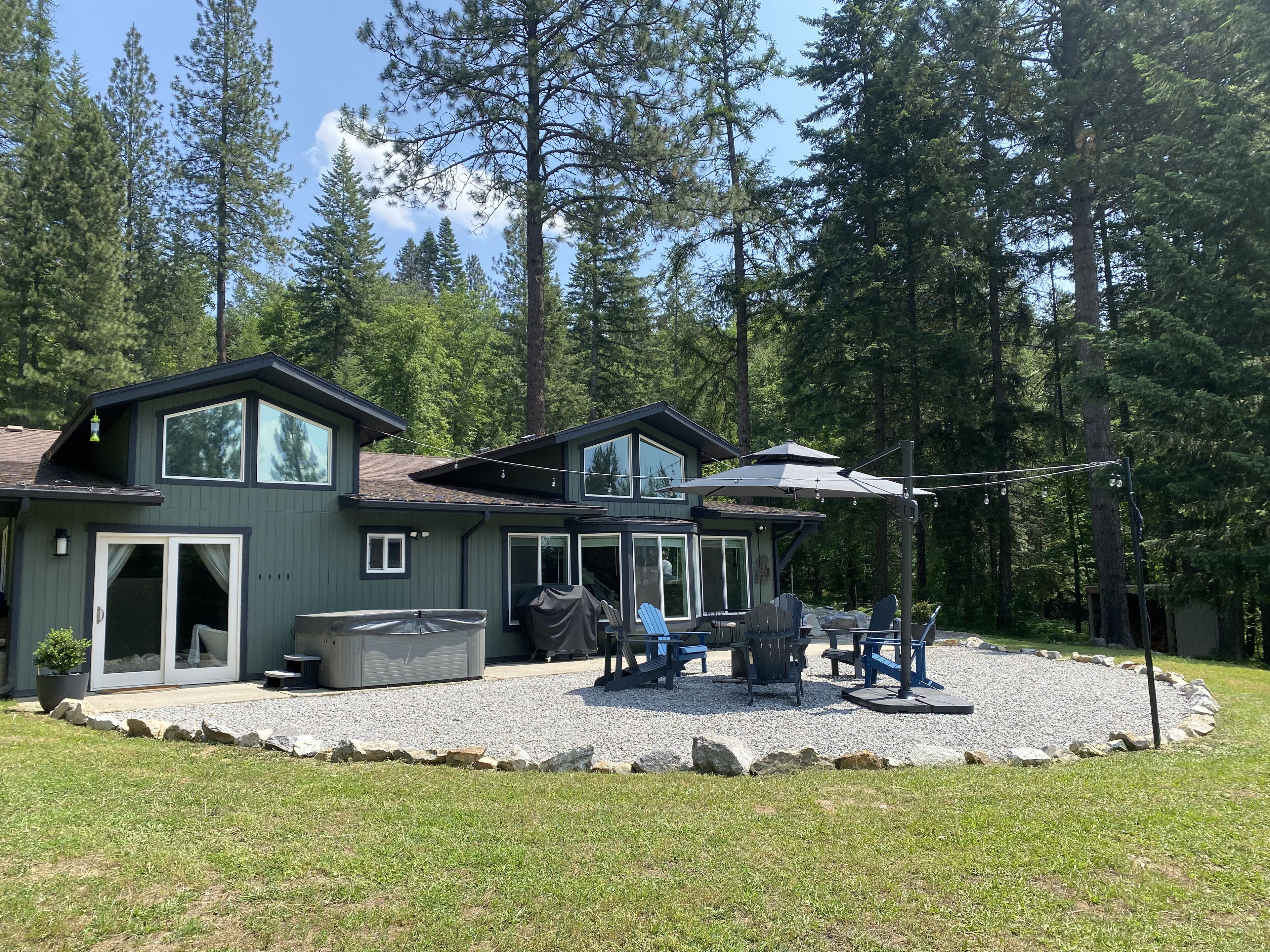 Wooded Getaway 30 Mins. Near Schweitzer w/ Hot Tub
