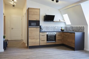 Køleskab, mikrobølgeovn, ovn, kogeplade