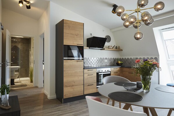 Køleskab, mikrobølgeovn, ovn, kogeplade