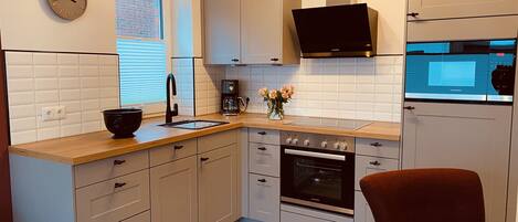 Køleskab, mikrobølgeovn, ovn, kogeplade