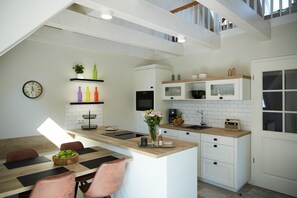 Køleskab, mikrobølgeovn, ovn, kogeplade