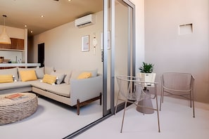 Apartamento | Zona de estar | Televisión de pantalla plana de 65 pulgadas con canales por cable