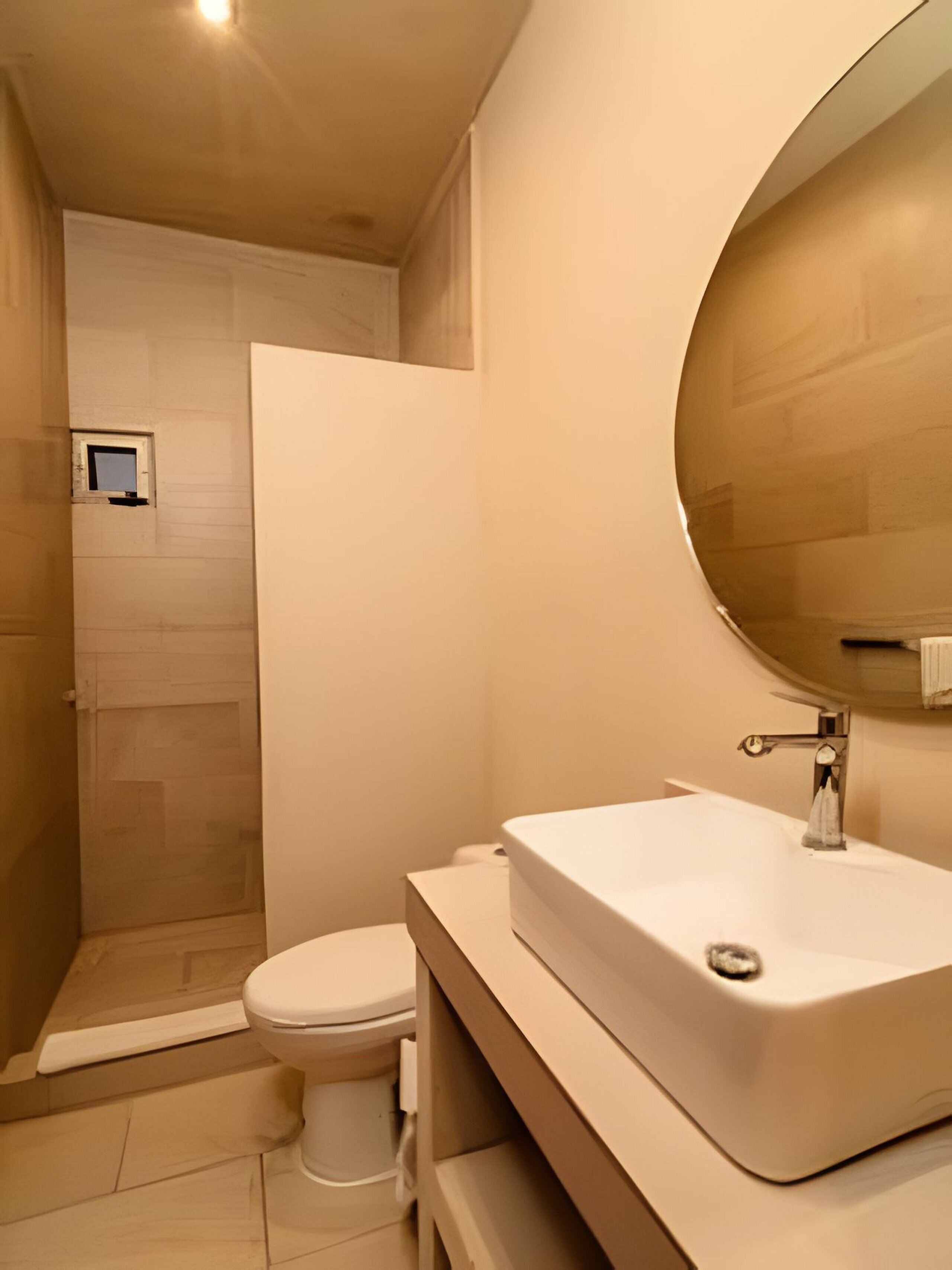 Basic Apartment | Bathroom | Shower, hair dryer, towels, soap