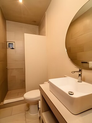 Apartamento básico | Baño | Ducha, secador de pelo, toallas y jabón