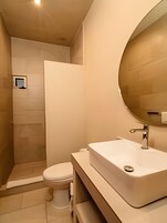 Apartamento básico | Baño | Ducha, secador de pelo, toallas y jabón