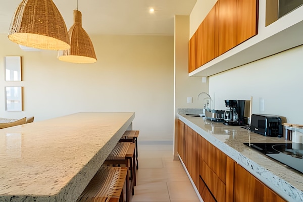 Apartament | Cuina privada | Cafetera i tetera, frigorífic gran, microones i placa de cuina