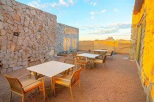 Apartment | Outdoor dining