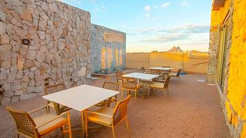 Apartment | Outdoor dining