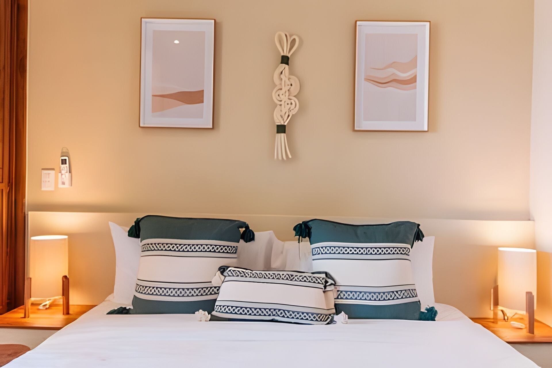 Safe på rommet, wi-fi (inkludert) og sengetøy