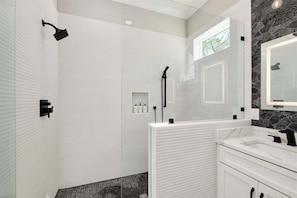 Combined shower/tub, hair dryer, towels