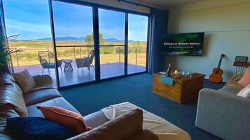 Smart-tv, böcker och en stereo