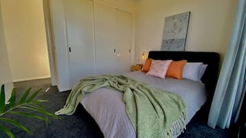 2 habitaciones, escritorio, tabla de planchar con plancha y wifi gratis