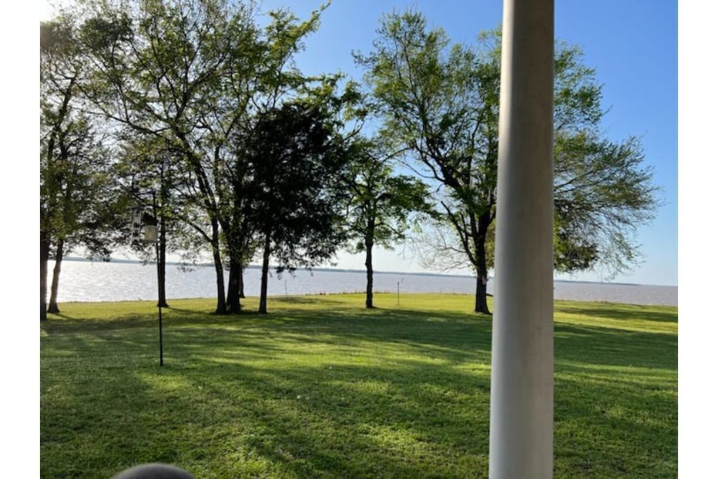 Relaxing lakefront house on a peninsula, right on Eufaula Lake