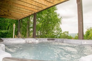 Outdoor spa tub - Mountaineer Lodge - Hot Tub/Views/Walkable 2 Town (Boone)