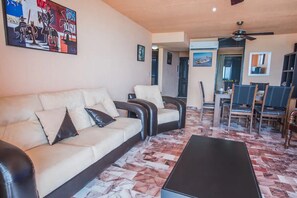 60-cm Smart TV with cable channels, Netflix, streaming services - 2 Bedrooms Ocean View Condo (Cancun)