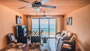 Premium Apartment, 2 Bedrooms, Beach View, Oceanfront | Ruang tamu | 60 cm sebuah televisyen pintar dengan kabel, Netflix 