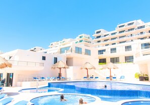 Front of property - 2 Bedrooms Ocean View Condo (Cancun)