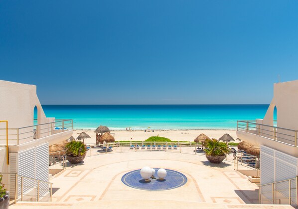 Exterior - 2 Bedrooms Ocean View Condo (Cancun)