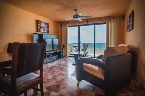 60-cm Smart TV with cable channels, Netflix, streaming services - 2 Bedrooms Ocean View Condo (Cancun)
