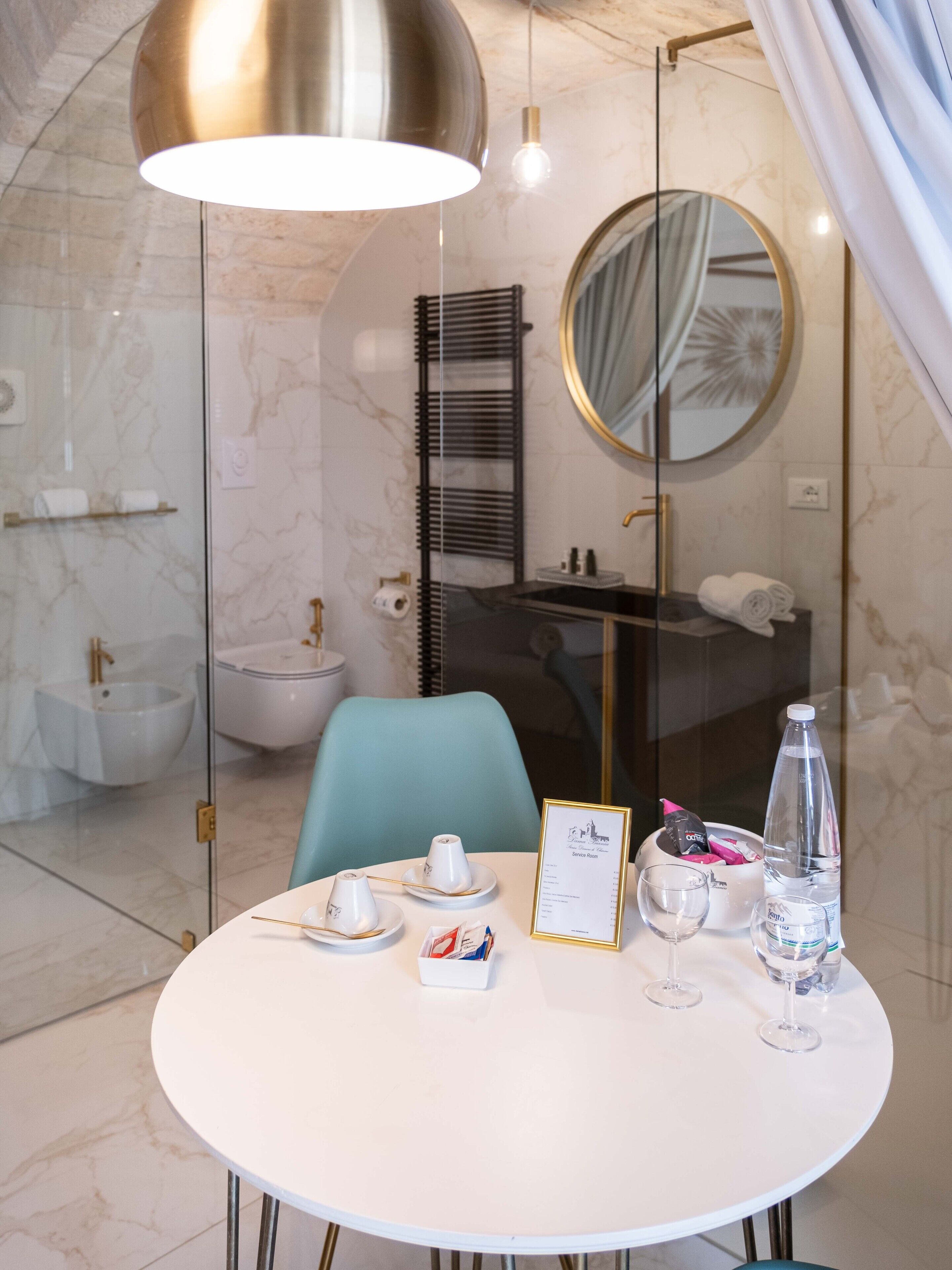 Un baño moderno con ducha envuelta en vidrio, un lavabo e inodoro.