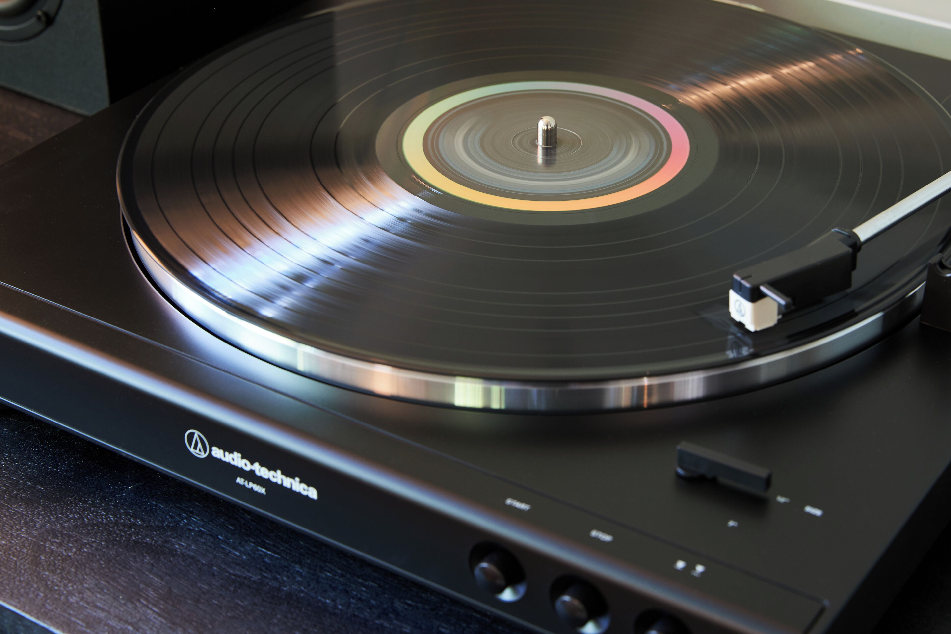 Une platine vinyle avec un disque posé dessus.