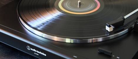 Tocadiscos con un disco encima.